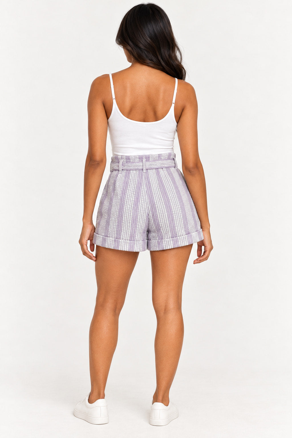 Lilas | Shorts Skenn Listras Alfaiataria lilás visto de costas, com cintura alta e barra dobrada, em modelo de regata branca