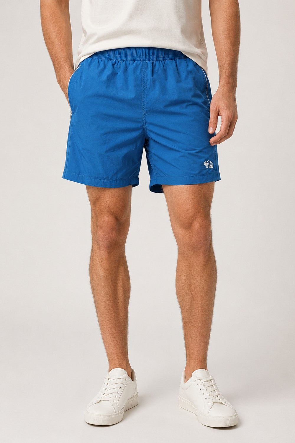Shorts Masculino Gajang Malibu azul, frente, vestido em modelo com camiseta branca e tênis branco Imagem principal do produto