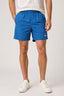 Shorts Masculino Gajang Malibu azul, frente, vestido em modelo com camiseta branca e tênis branco