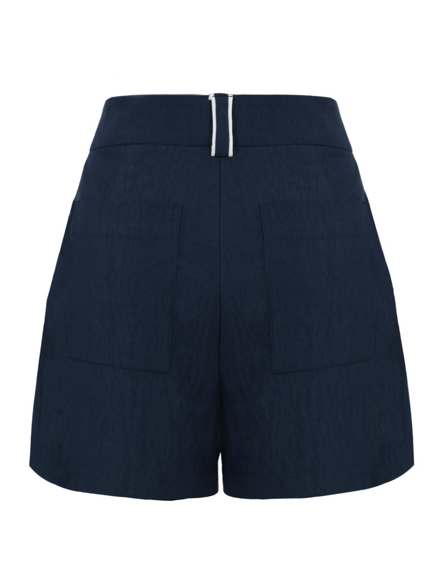 Shorts Riviera Skenn azul marinho visto de trás, com dois bolsos aplicados e passante com vivo branco