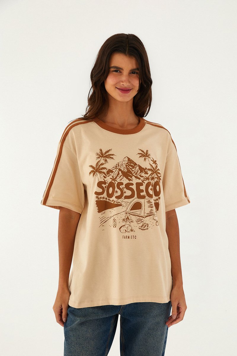 Camiseta Farm Rio Leme Sossego bege com estampa de acampamento na praia, vestida na modelo