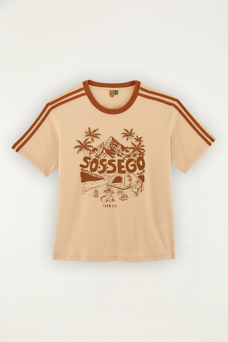Camiseta Farm Rio Leme Sossego bege estendida, com listras marrons nas mangas e estampa Sossego