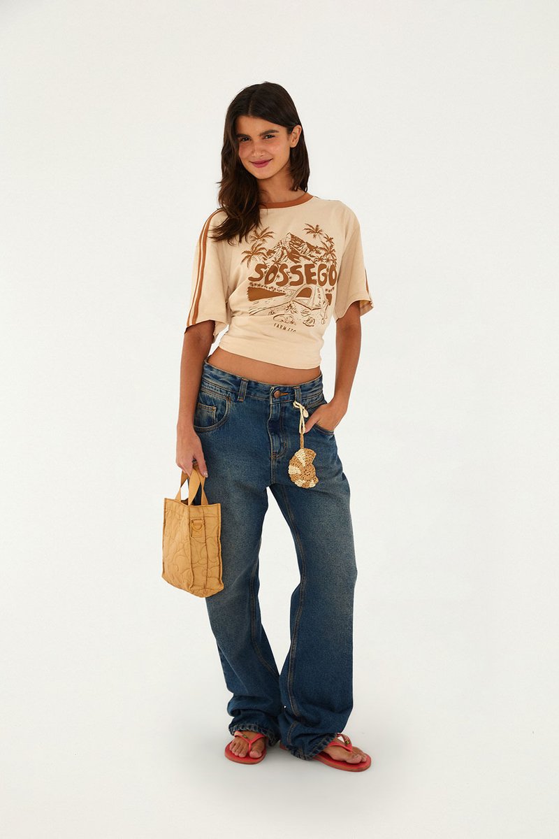 Camiseta Farm Rio Leme Sossego bege cropped com calça jeans, bolsa e chinelo em look completo