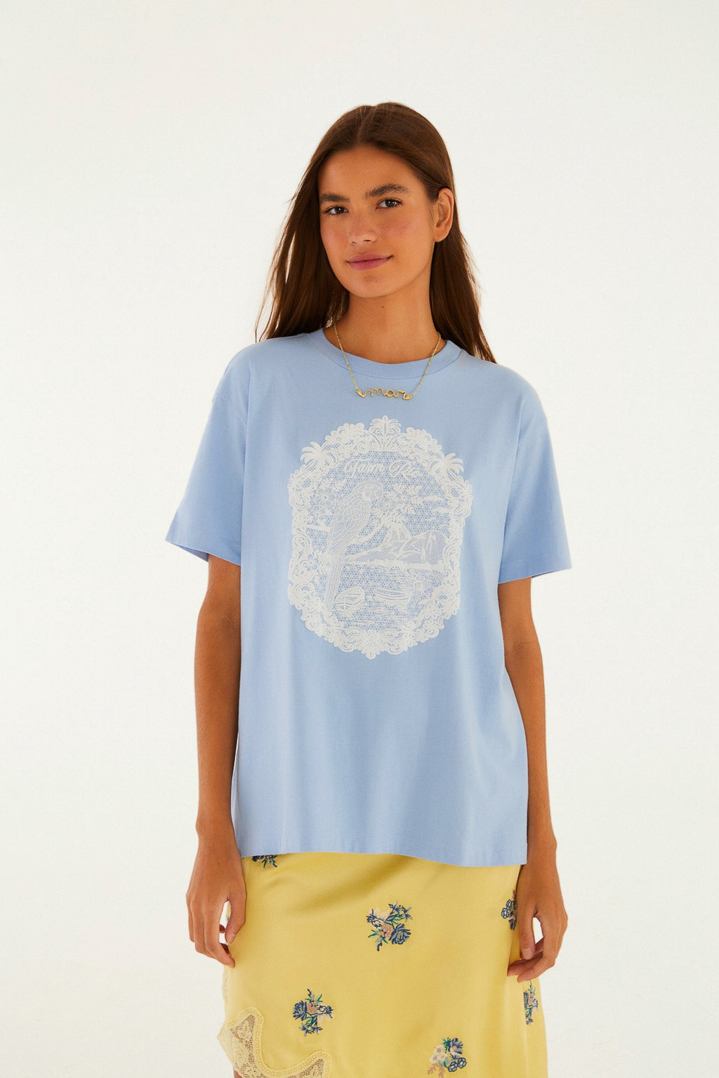 Camiseta Farm Rio Média Rio de Renda azul com estampa de renda branca em modelo de corpo inteiro