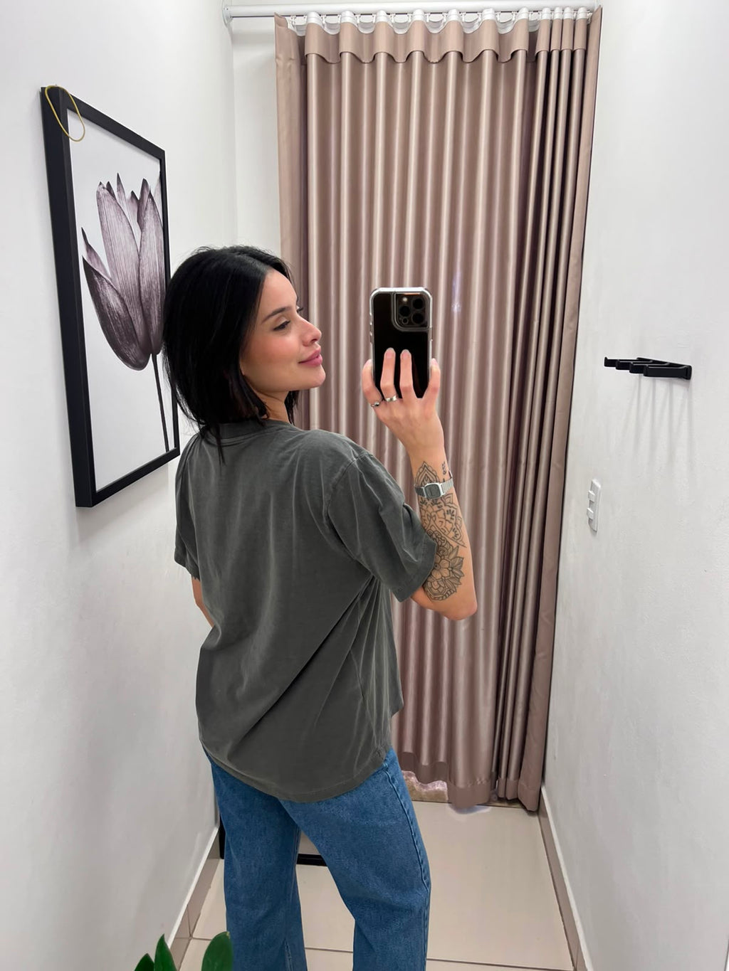Modelo de costas com camiseta Lerrux New Nothing Can Stop cinza mescla e calça jeans azul