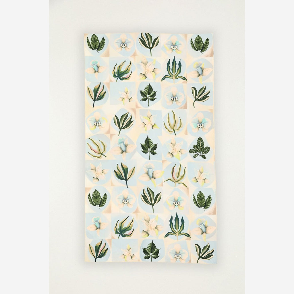 Toalha Farm Tchibum Wellness Chakra Raiz estampada com folhas verdes e flores de algodão em fundo bege e azul claro