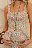 Top peplum Vintage Bloom Alcance estampado de flores miúdas em tons pastel, com alças largas, usado por modelo