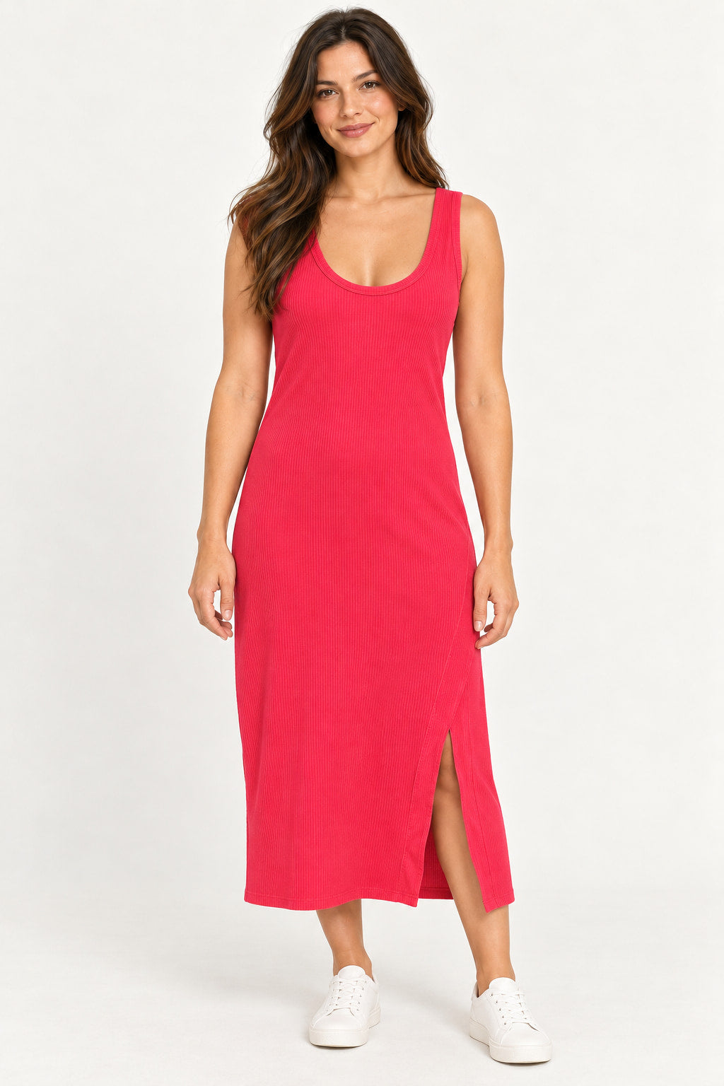 Rosa | Vestido Groovy rosa cavado longo com fenda lateral, vestido na modelo com tênis branco