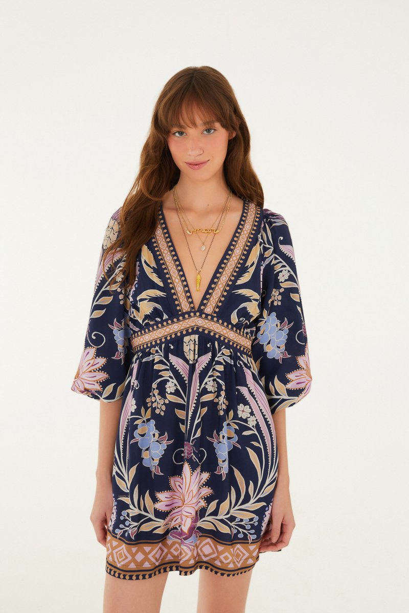 Vestido curto Farm Rio azul com estampa floral e decote V, vestido na modelo de frente Imagem principal do produto