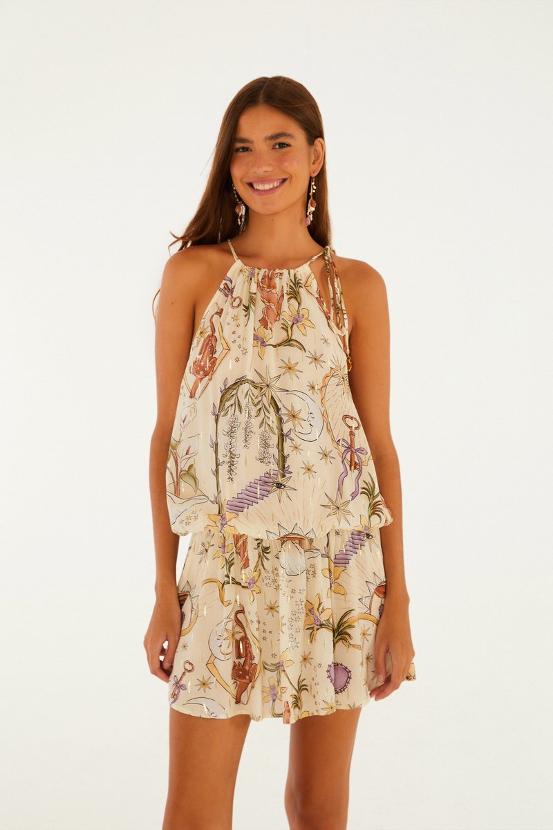 Vestido curto Farm Rio Tropical Mistico off-white com estampa mística de flores e estrelas, vestido na modelo de frente Imagem principal do produto