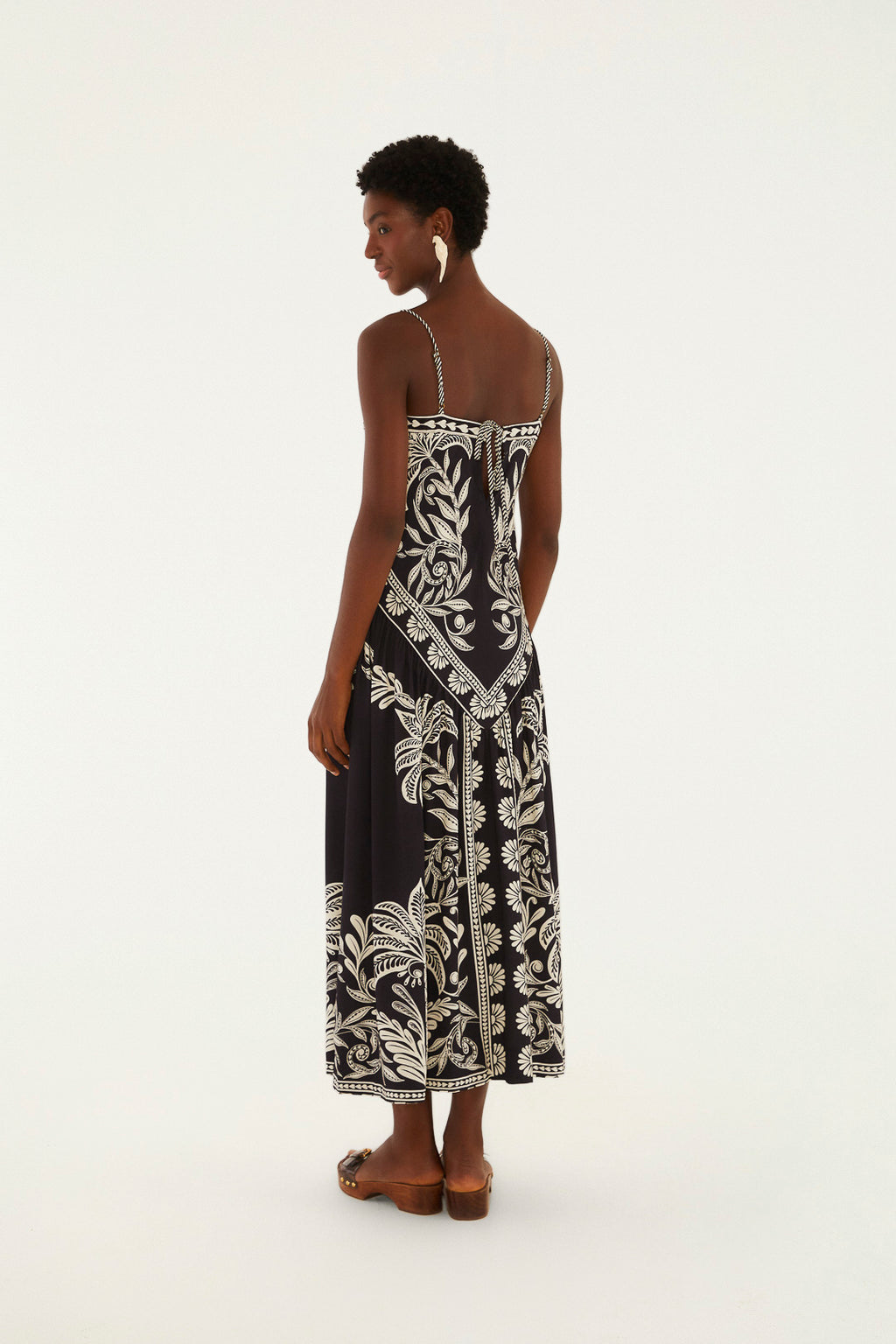 Vestido longo Farm Rio Coqueiro Sereno preto com estampa off-white nas costas, alças finas e saia longa e fluida