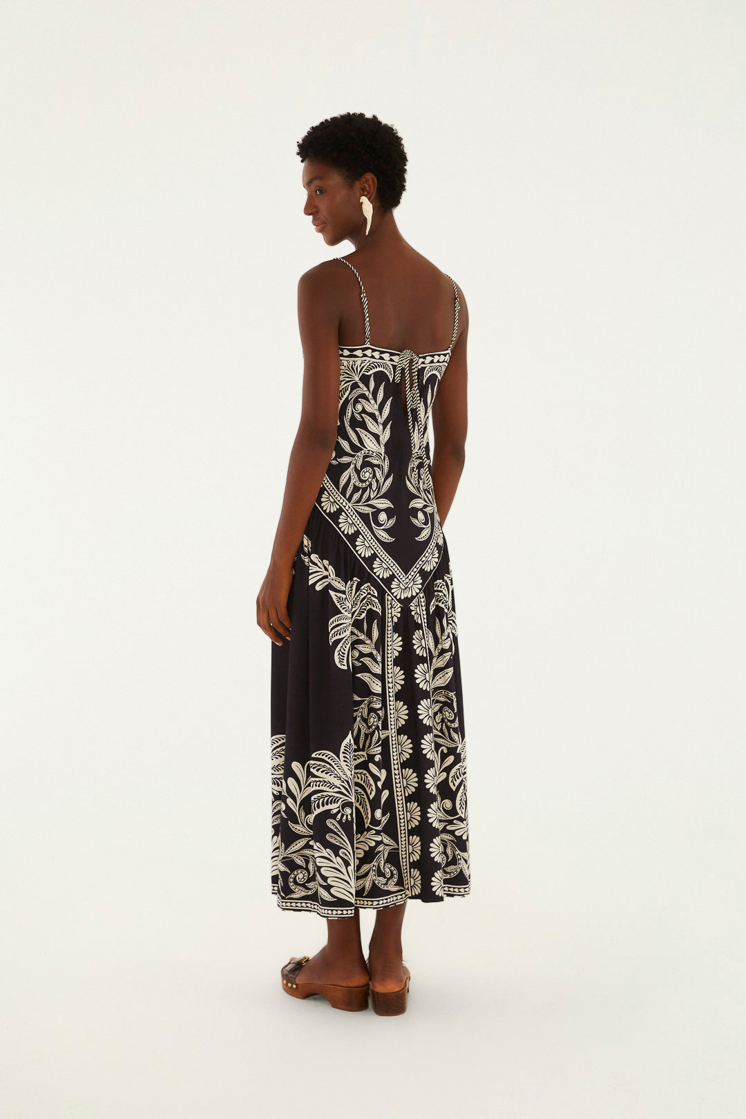 Vestido longo Farm Rio Coqueiro Sereno preto com estampa off-white nas costas, alças finas e saia longa e fluida