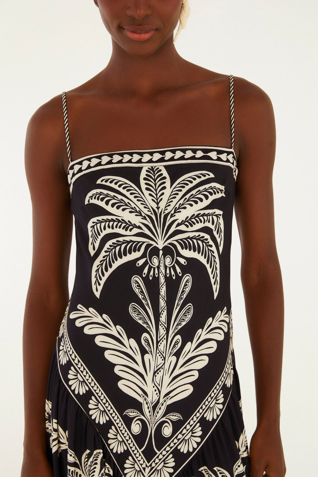 Detalhe do vestido longo Farm Rio Coqueiro Sereno preto com estampa de palmeira em off-white no busto e alças finas