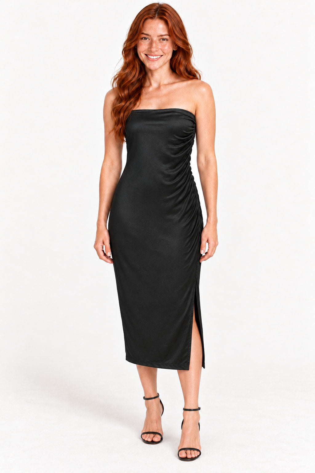 Preto | Vestido Midi com Fenda Gringa preto tomara que caia com franzidos laterais, vestido na modelo de frente Imagem principal do produto