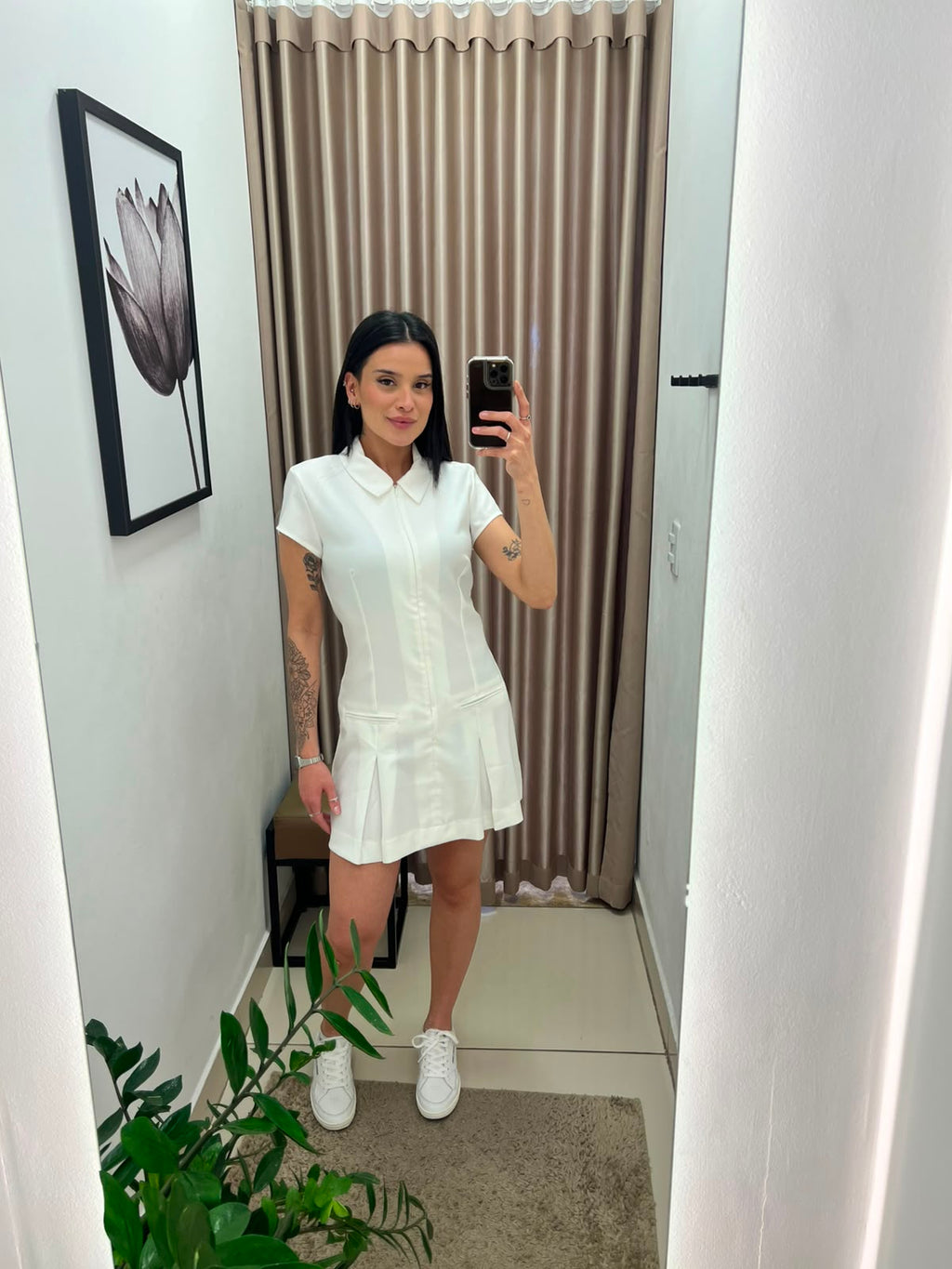 Vestido Skenn Sporty off-white com gola de camisa e saia plissada curta, look completo com tênis branco