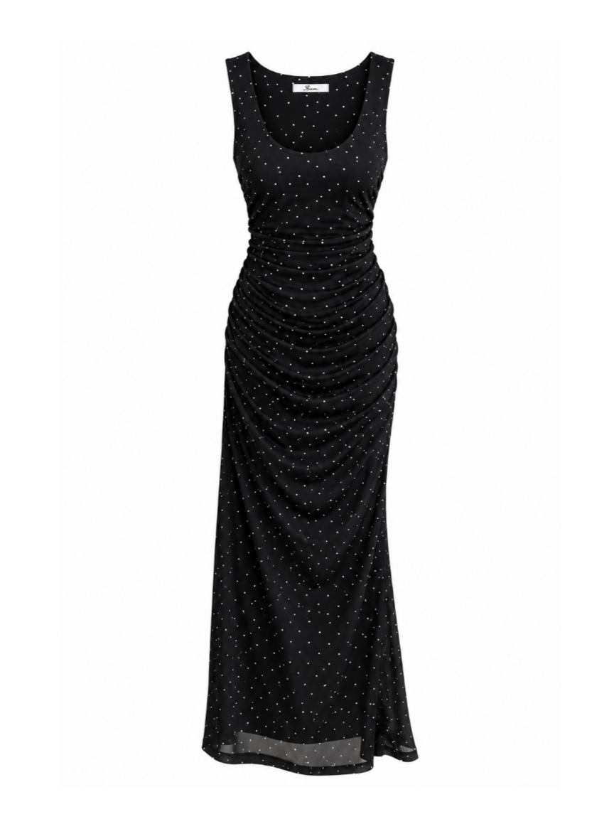 Vestido Skenn preto longo de tule com pontinhos brilhantes, decote redondo e franzidos laterais, peça vista de frente
