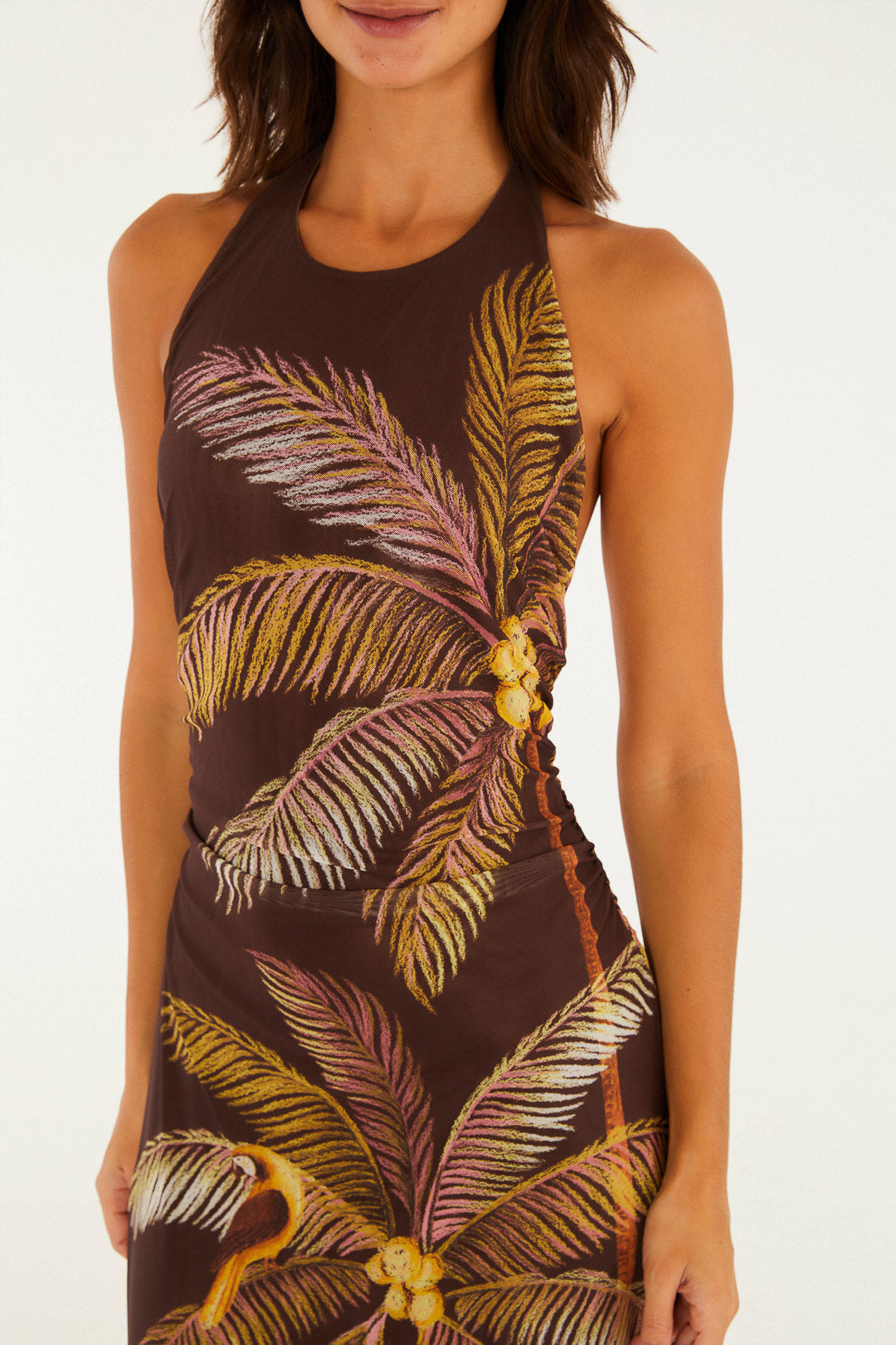 Detalhe do vestido Tule Sol de Coqueiro Farm Rio marrom com estampa de folhas de palmeira e cachos de coco no busto