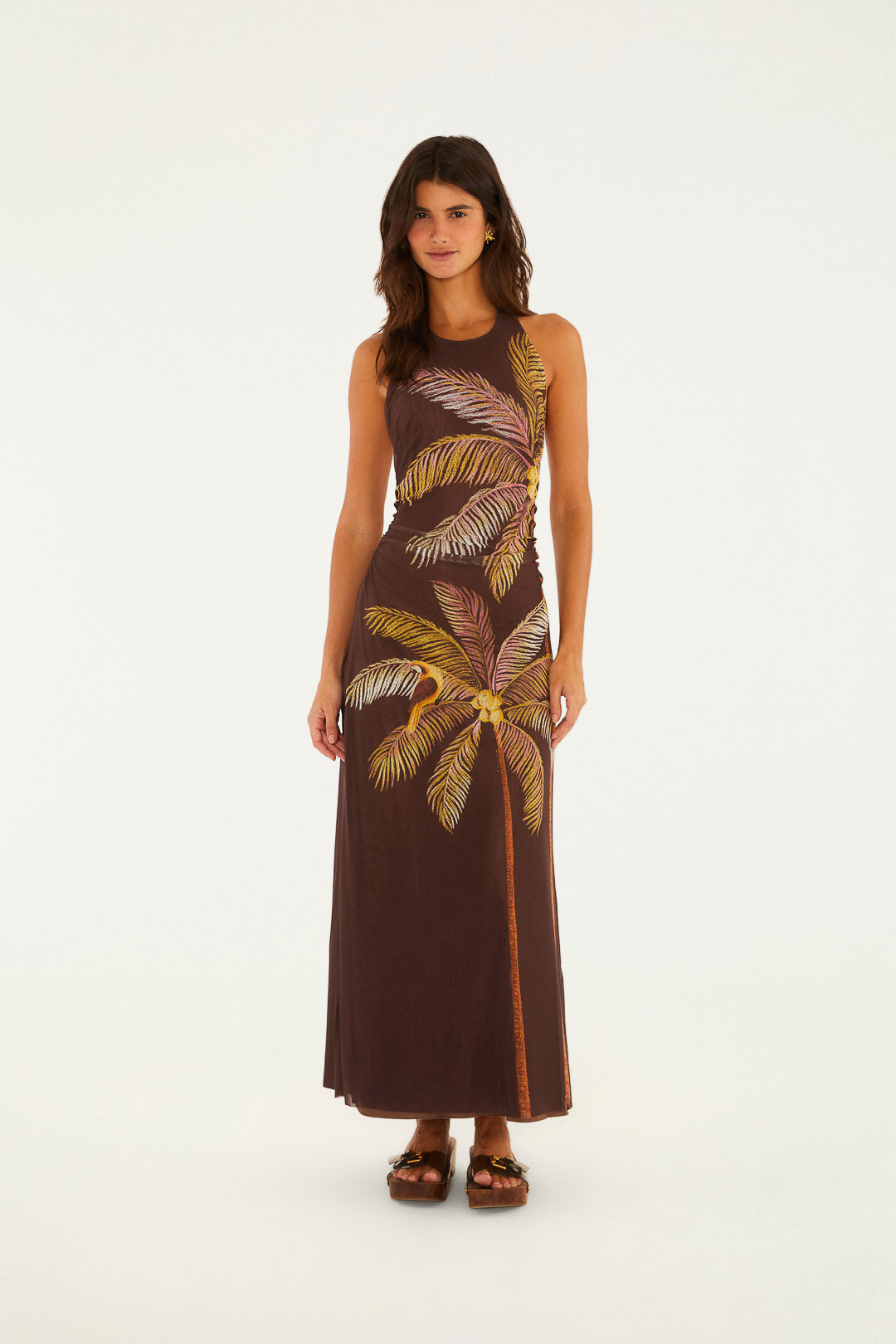 Vestido Tule Sol de Coqueiro Farm Rio marrom com estampa de palmeiras e tucanos, vestido na modelo de frente